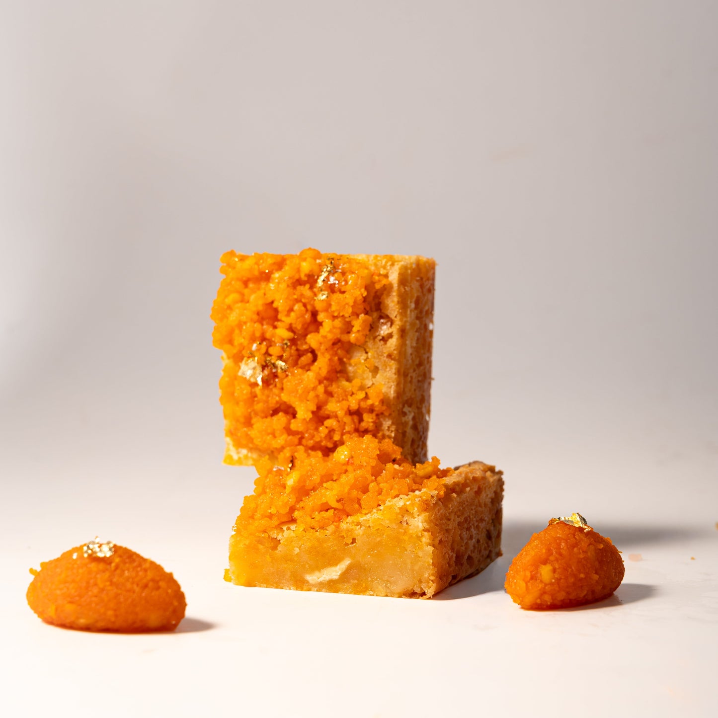 MOTICHOOR + MACADAMIA BLONDIE